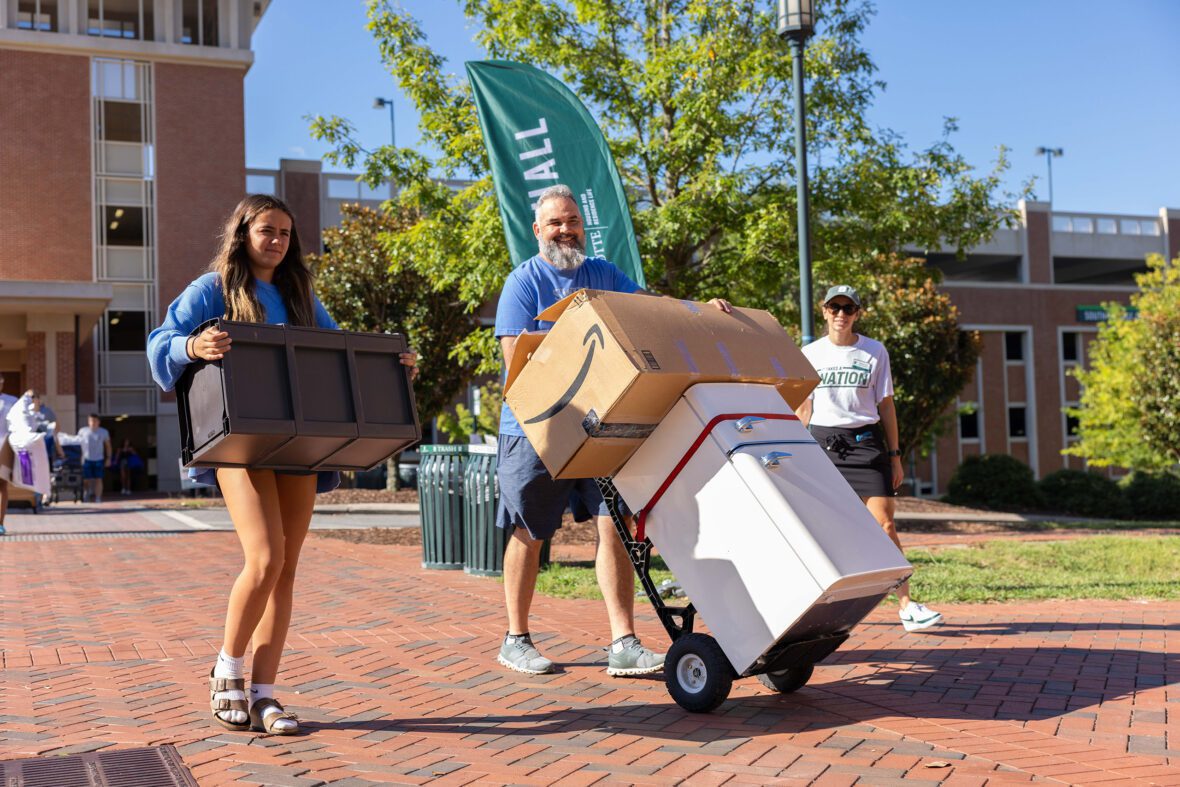 parents and students moving into their dorms