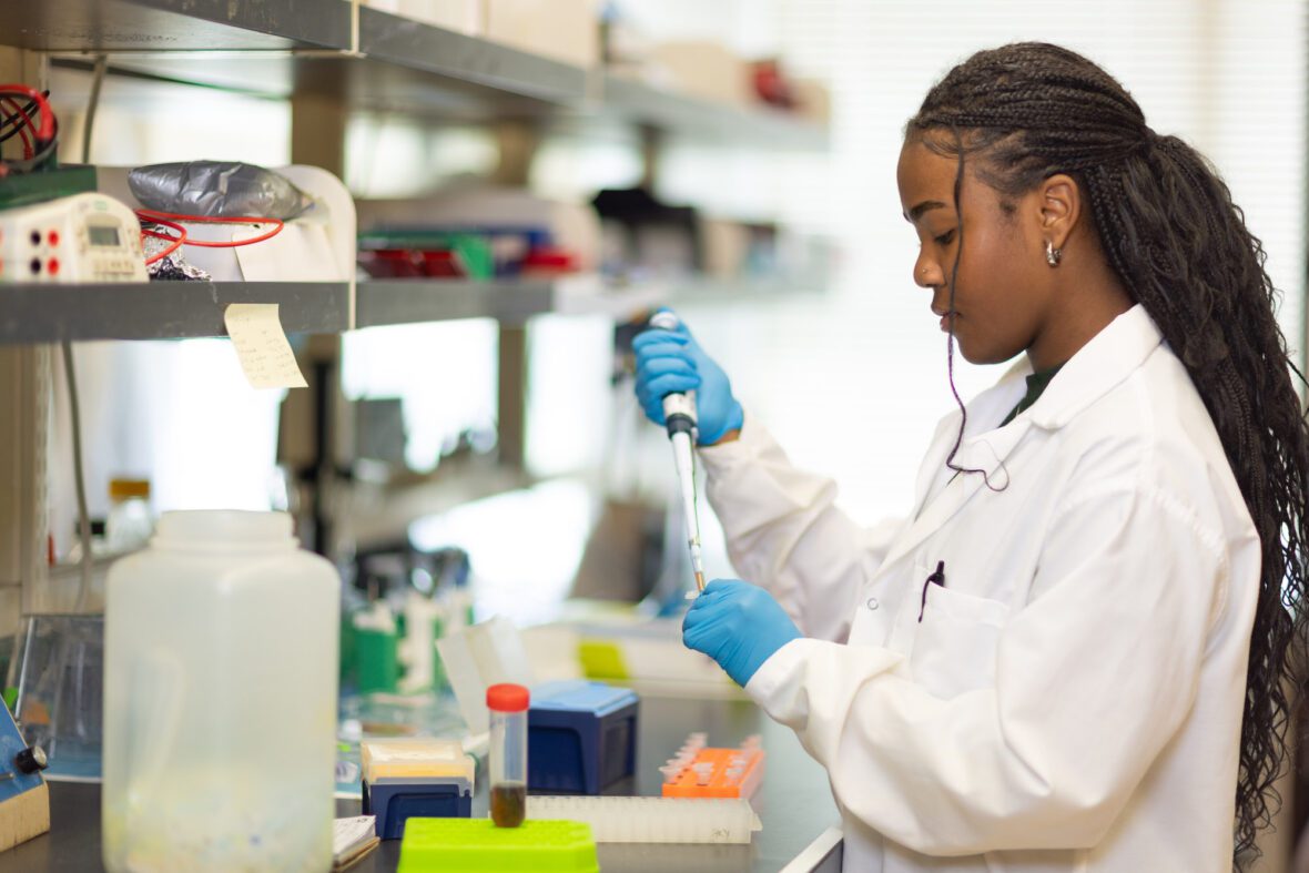 female student in the science lab at the UNC Charlotte Klein College of Science